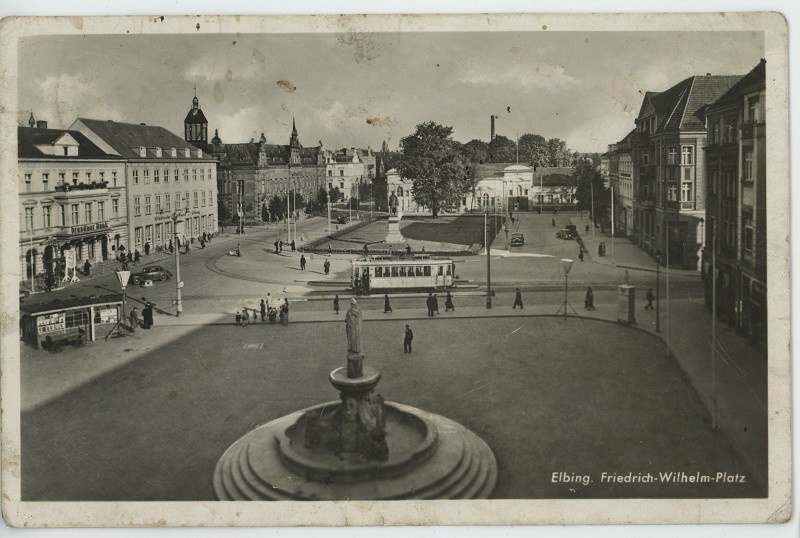 Elbląg, Pomnik cesarza w głębi, za przystankiem tramwajowym.