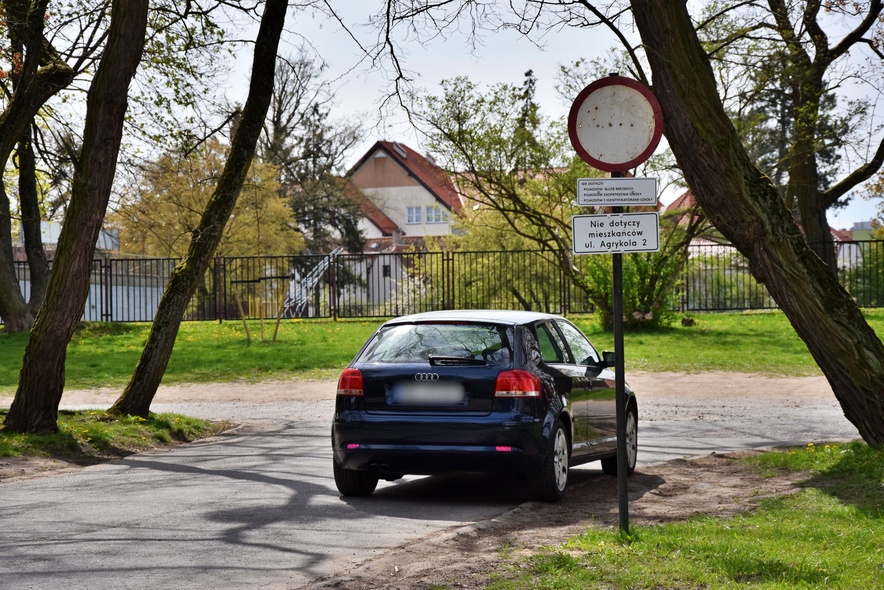 Elbląg, Policjanci reagują na zgłoszenia mieszkańców - nieprawidłowe parkowania i łamanie zakazu ruchu 