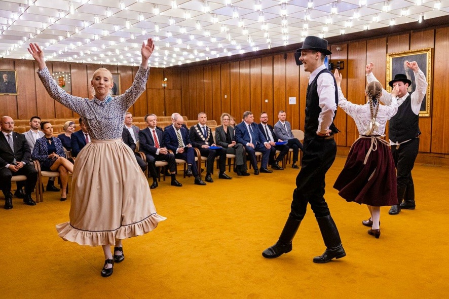 Elbląg, Pokaz ludowego tańca podczas uroczystości podpisania umowy między Elblągiem a Szombathely Elbląg, Pokaz ludowego tańca podczas uroczystości podpisania umowy między Elblągiem a Szombathely