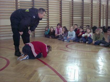 Elbląg, Podczas pogadanek policjanci uczą małych elblążan jak przyjąć tzw. postawę żółwia