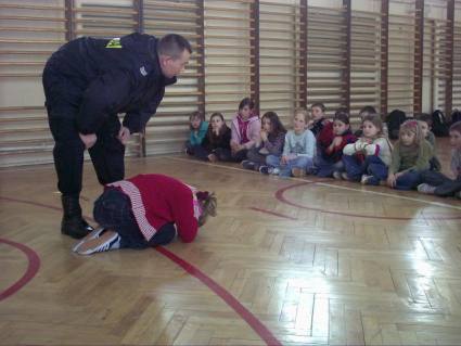 Elbląg, Podczas pogadanek policjanci uczą małych elblążan jak przyjąć tzw. postawę żółwia Elbląg, Podczas pogadanek policjanci uczą małych elblążan jak przyjąć tzw. postawę żółwia