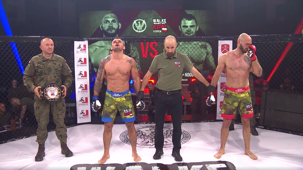 Elbląg, Michał Rogowski (w niebieskich rękawicach) zdobył mistrzostwo WP w MMA (kadr z transmisji w TVP Sport) Elbląg, Michał Rogowski (w niebieskich rękawicach) zdobył mistrzostwo WP w MMA (kadr z transmisji w TVP Sport)