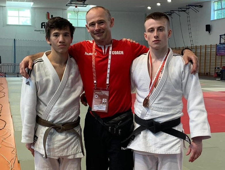 Elbląg, Omar Alwaqedi (z lewej), trener Tomasz Gadaj i Gracjan Szleja