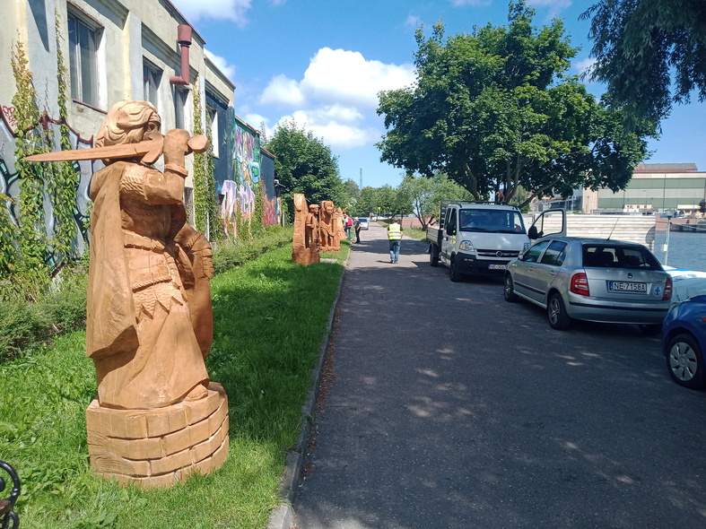 Elbląg, Przedstawienia elbląskich legend stanęły nad rzeką Elbląg.