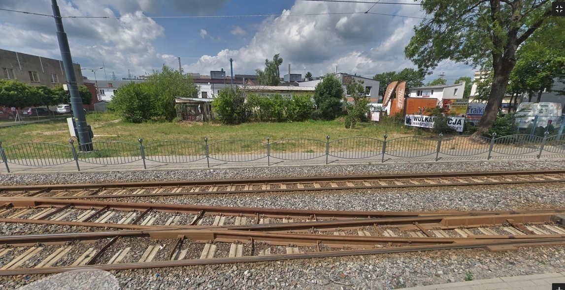 Elbląg, Działka znajduje się tuż przy torach tramwajowych  (zdjęcie ze street view Google)