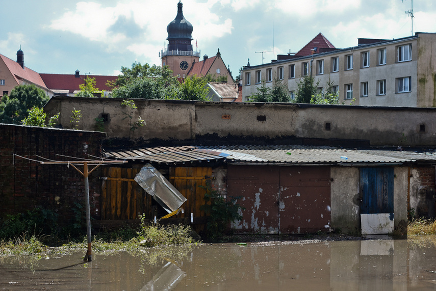 Elbląg, Zdjęcie podtopionych terenów przy ul. Słonecznej - sierpień 2021 r. W tle Urząd Miejski