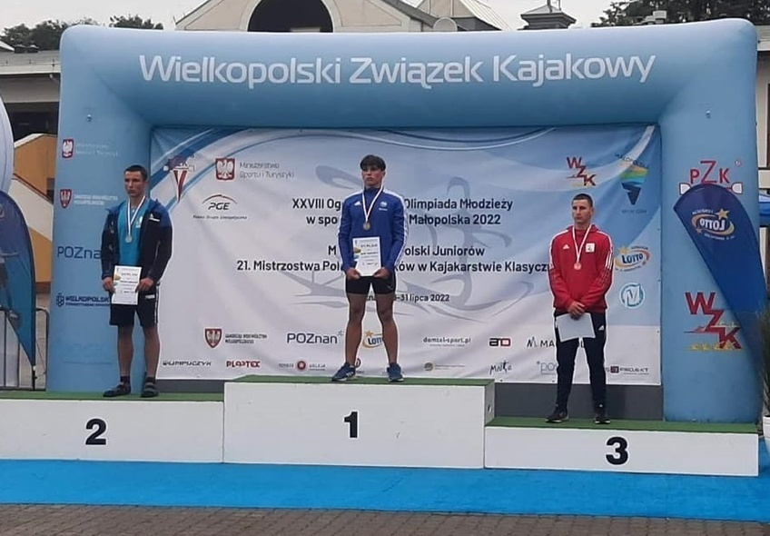 Elbląg, Mikołaj Kot (na trzecim miejscu na podium) wywalczyl brązowy medal