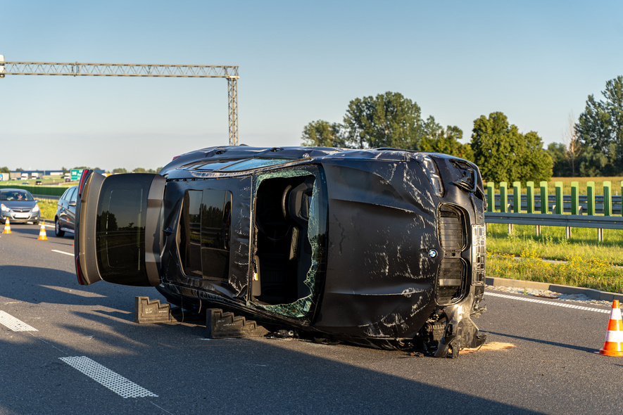Elbląg, Auto po dachowaniu przewróciło się na bok Elbląg, Auto po dachowaniu przewróciło się na bok