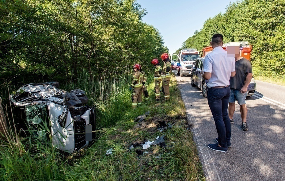 Elbląg, Droga 503. Auta po zderzeniu wylądowały w rowie