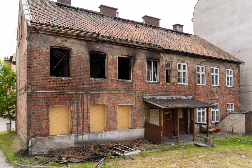 Elbląg, Budynek przy Polnej, pod tekstem budynek przy Grunwaldzkiej.