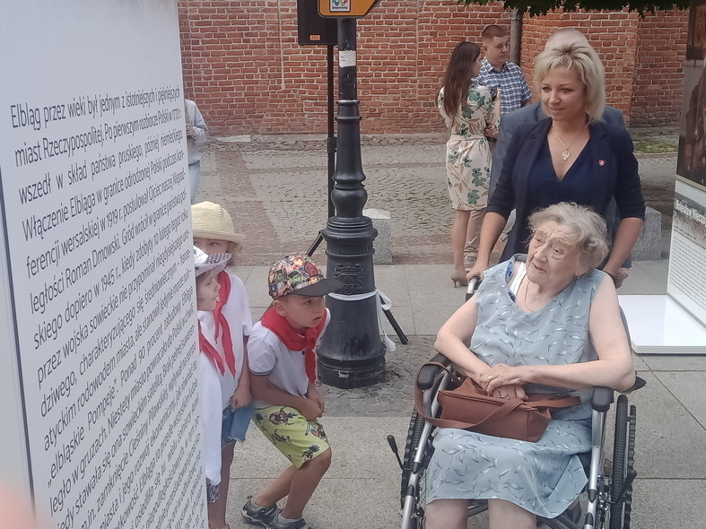 Elbląg, Ludwika Mendelska w towarzystwie Anny Szczepańskiej podczas dzisiejszego wernisażu. Elbląg, Ludwika Mendelska w towarzystwie Anny Szczepańskiej podczas dzisiejszego wernisażu.