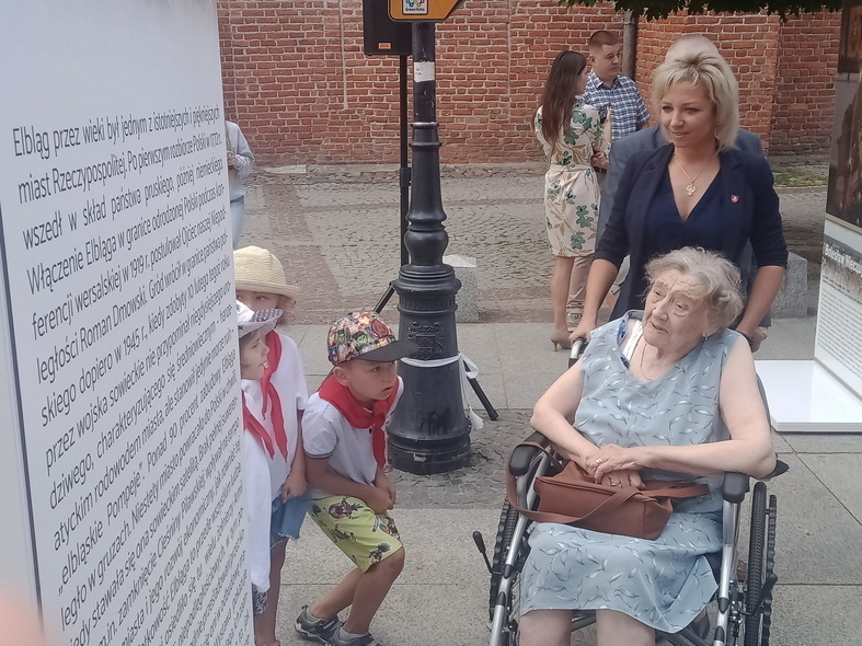 Elbląg, Ludwika Mendelska w towarzystwie Anny Szczepańskiej podczas dzisiejszego wernisażu.