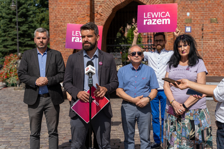 Elbląg, Działacze partii Razem zorganizowali konferencję prasową przed Bramą Targową