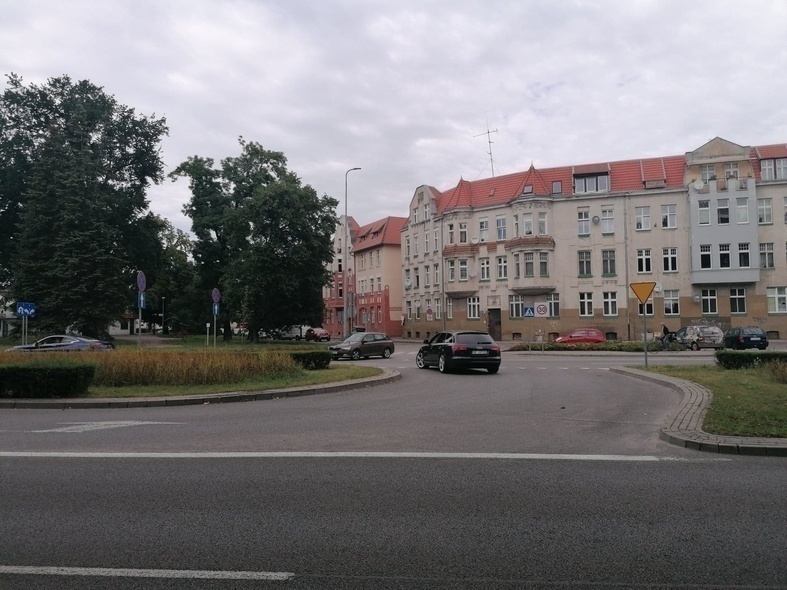 Elbląg, Na tym skrzyżowaniu zawracający ma pierwszeństwo przed pojazdem skręcającym w prawo z ul. Powstańców Warszawskich Elbląg, Na tym skrzyżowaniu zawracający ma pierwszeństwo przed pojazdem skręcającym w prawo z ul. Powstańców Warszawskich