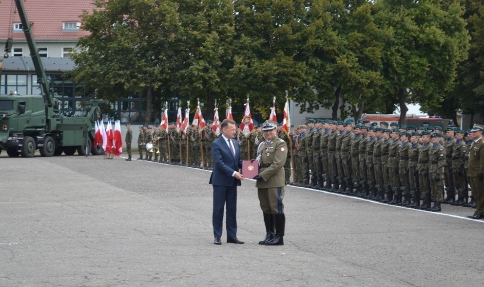 Elbląg, Generał brygady Wojciech Ziółkowski (z lewej) i minister obrony narodowej Mariusz Błaszczak Elbląg, Generał brygady Wojciech Ziółkowski (z lewej) i minister obrony narodowej Mariusz Błaszczak