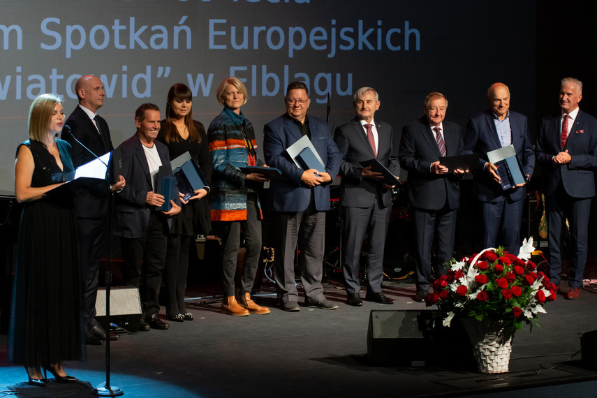Elbląg, Nagrodzeni przyjaciele CSE Światowid. W imieniu portEl.pl statuetkę odebrała wydawca Aneta Magdziak-Gęsicka Elbląg, Nagrodzeni przyjaciele CSE Światowid. W imieniu portEl.pl statuetkę odebrała wydawca Aneta Magdziak-Gęsicka