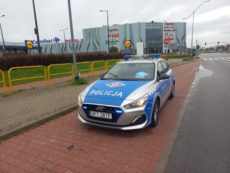 Elbląg, Policjanci eskortowali ciężarną kobietę do szpitala Elbląg, Policjanci eskortowali ciężarną kobietę do szpitala