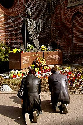Elbląg, Elblążanie modlą się, zapalają znicze i składają kwiaty przy pomniku Jana Pawła II