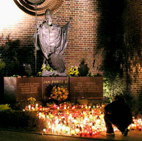 Elbląg, W nocy przy elbląskim pomniku Jana Pawła II zapłonęły setki świec