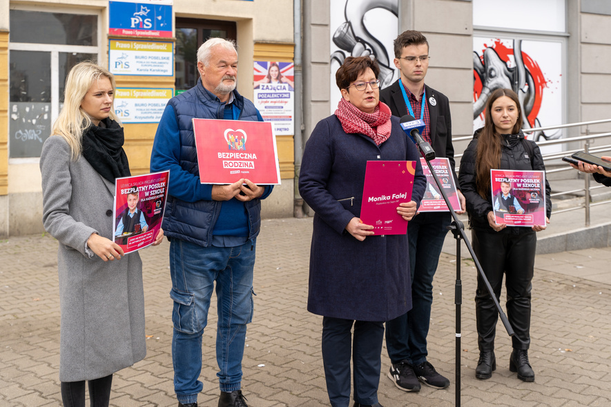 Elbląg, Monika Falej razem z uczniami i rodzicami przedstawiła najnowszy projekt Lewicy dotyczący bezpłatnych obiadów w szkołach podstawowych  (fot, Mikołaj Sobczak)