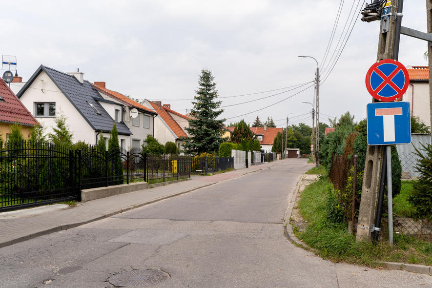 Elbląg, Wjazd na ul. Korczaka prowadzi przez wąską ul. Lubelską (fot, Mikołaj Sobczak)