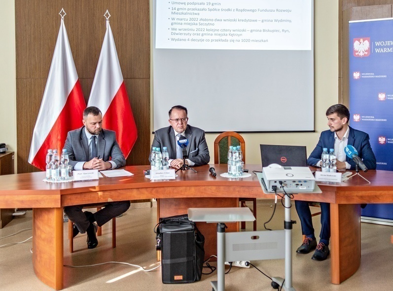 Elbląg, Konferencja prasowa w sprawie SIM: od lewej Piotr Opaczewski, wicewojewoda warmińsko -mazurski i Arkadiusz Urban, prezes Krajowego Zasobu Nieruchomości Elbląg, Konferencja prasowa w sprawie SIM: od lewej Piotr Opaczewski, wicewojewoda warmińsko -mazurski i Arkadiusz Urban, prezes Krajowego Zasobu Nieruchomości