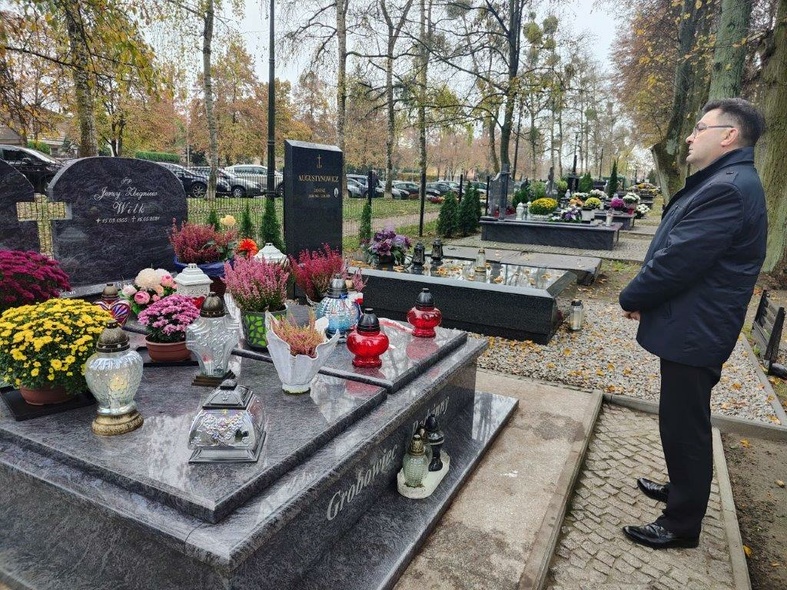 Elbląg, Przed grobem Jerzego Wilka, prezydenta Elbląga w latach 2013-2014 , posła i radnego kilku kadencji Elbląg, Przed grobem Jerzego Wilka, prezydenta Elbląga w latach 2013-2014 , posła i radnego kilku kadencji