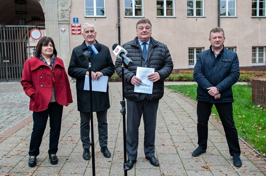 Elbląg, Od lewej: Małgorzata Adamowicz, przew. klubu radnych KO, prezydent Elbląga Witold Wróblewski, przewodniczący RM Antoni Czyżyk, Krzysztof Konert. przew. "prezydenckiego" klubu radnych Elbląg, Od lewej: Małgorzata Adamowicz, przew. klubu radnych KO, prezydent Elbląga Witold Wróblewski, przewodniczący RM Antoni Czyżyk, Krzysztof Konert. przew. "prezydenckiego" klubu radnych