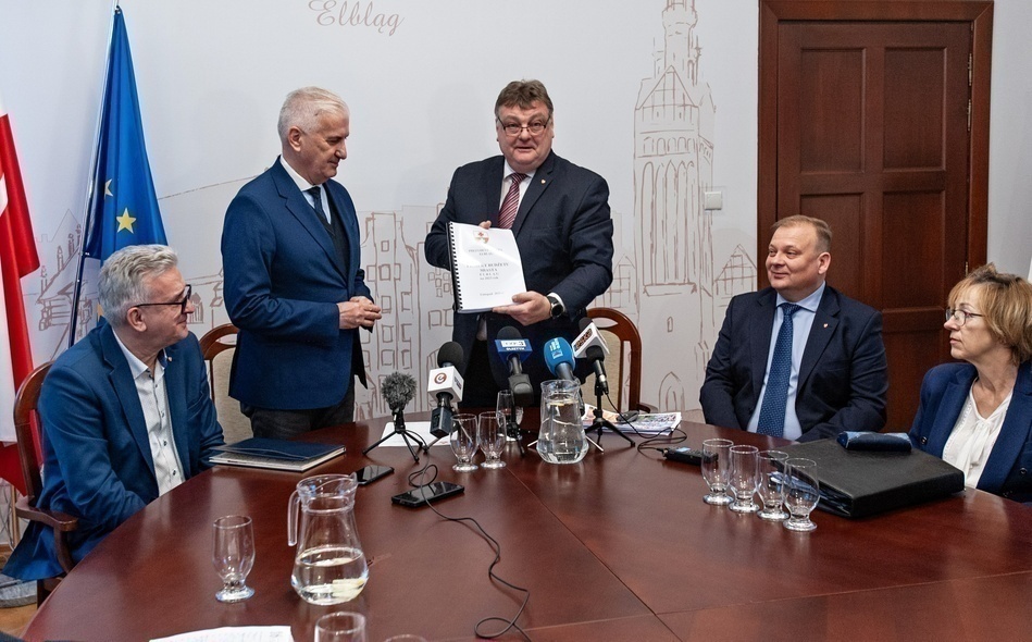 Elbląg, W konferencji na temat budżetu uczestniczyli (od lewej): wiceprezydent Janusz Nowak, przewodniczący RM Antoni Czyżyk, prezydent Witold Wróblewski, wiceprezydent Michał Missan i skarbnik Rozalia Grynis Elbląg, W konferencji na temat budżetu uczestniczyli (od lewej): wiceprezydent Janusz Nowak, przewodniczący RM Antoni Czyżyk, prezydent Witold Wróblewski, wiceprezydent Michał Missan i skarbnik Rozalia Grynis
