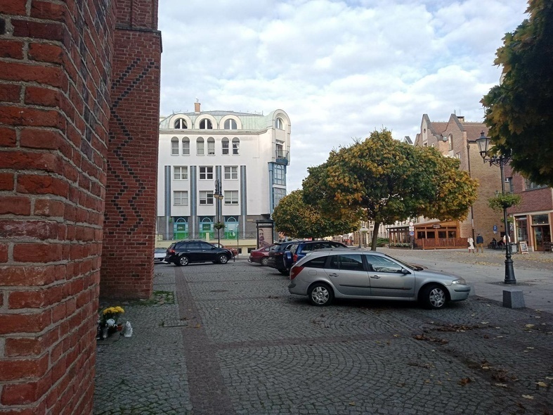 Elbląg, "Czy wokół katedry można parkować?" Elbląg, "Czy wokół katedry można parkować?"