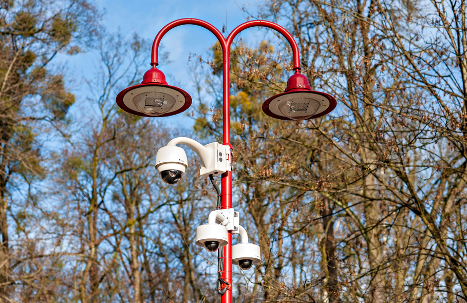 Elbląg, Zdjęcie kamer z monitoringu w parku Dolinka, podobny system ma powstać w parku Traugutta Elbląg, Zdjęcie kamer z monitoringu w parku Dolinka, podobny system ma powstać w parku Traugutta