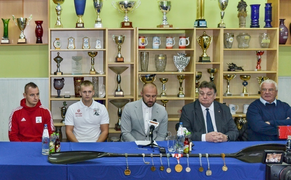 Elbląg, Kickboxer Adrian Durma, kajakarz Przemek Rojek, trener Wojciech Załuski, prezydent Elbląga Witold Wróblewski i sponsor klubu Edward Parzych podsumowali sezon w Silvant Kajak Elbląg Elbląg, Kickboxer Adrian Durma, kajakarz Przemek Rojek, trener Wojciech Załuski, prezydent Elbląga Witold Wróblewski i sponsor klubu Edward Parzych podsumowali sezon w Silvant Kajak Elbląg