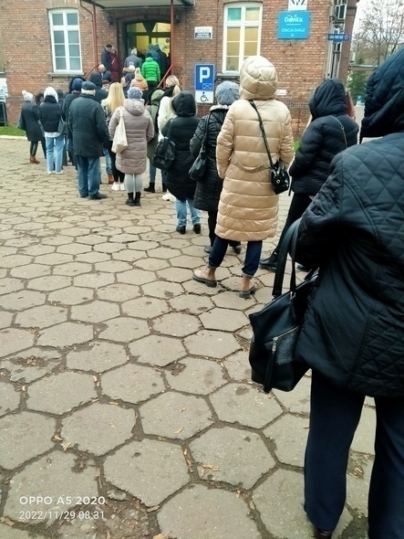 Elbląg, Kolejka do zapisów na badania przed Centrum Radiologii przy ul. Zw. Jaszczurczego Elbląg, Kolejka do zapisów na badania przed Centrum Radiologii przy ul. Zw. Jaszczurczego