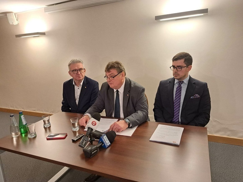 Elbląg, W konferencji w Ratuszu Staromiejskim wzięli udział: wiceprezydent Janusz Nowak, prezydent Witold Wróblewski i adwokat Radosław Okuszko Elbląg, W konferencji w Ratuszu Staromiejskim wzięli udział: wiceprezydent Janusz Nowak, prezydent Witold Wróblewski i adwokat Radosław Okuszko