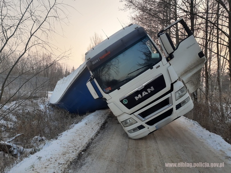 Elbląg, Wjechał ciężarówką do rowu Elbląg, Wjechał ciężarówką do rowu