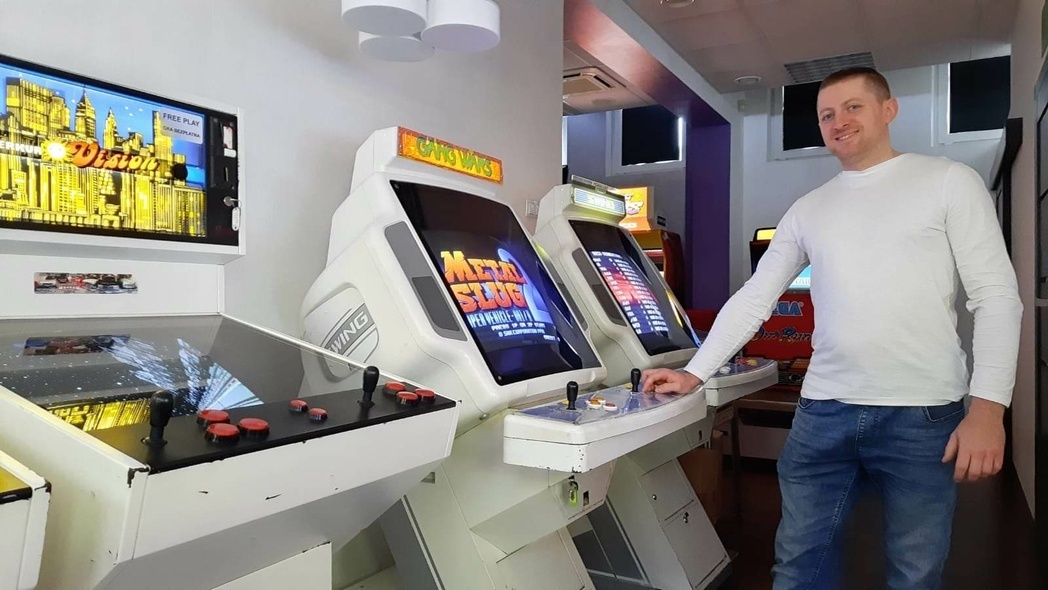 Elbląg, Rafał Lampkowski przed automatem z grą Metal Slug 2 w ACME. Elbląg, Rafał Lampkowski przed automatem z grą Metal Slug 2 w ACME.