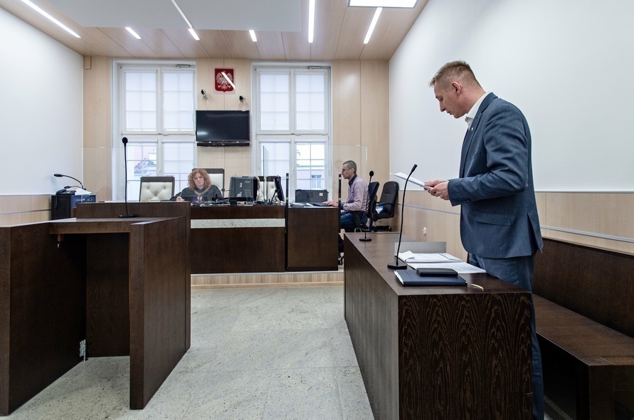 Elbląg, Sprawę prowadziła sędzia Katarzyna Słyś. Z prawej miejski rzecznik konsumentów, Paweł Rodziewicz. Elbląg, Sprawę prowadziła sędzia Katarzyna Słyś. Z prawej miejski rzecznik konsumentów, Paweł Rodziewicz.