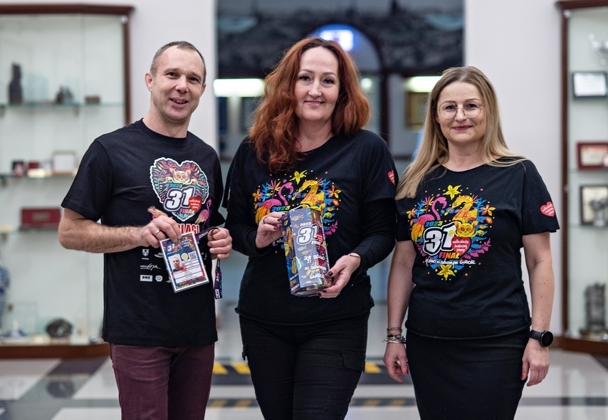 Elbląg, Od lewej Adam Krause, Gabriela Zimirowska i Katarzyna Gliniecka z elbląskiego sztabu WOŚP. Elbląg, Od lewej Adam Krause, Gabriela Zimirowska i Katarzyna Gliniecka z elbląskiego sztabu WOŚP.