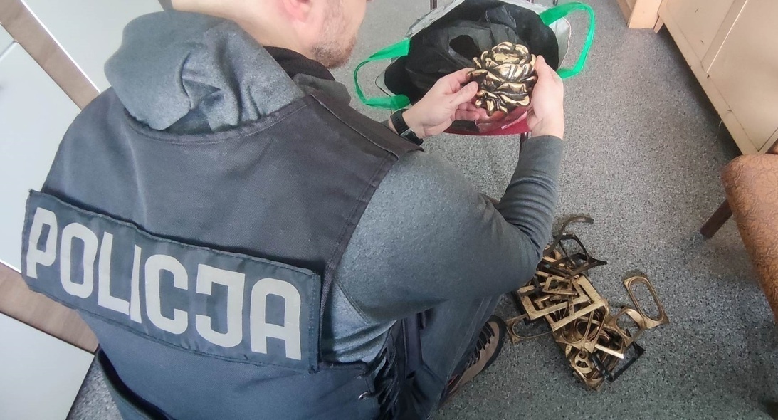 Elbląg, Policjanci zatrzymali 50-latka, który okradał groby Elbląg, Policjanci zatrzymali 50-latka, który okradał groby