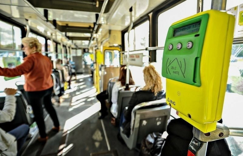Elbląg, W elbląskich tramwajach bilet można kupić jedynie u motorniczego. Biletomaty są za drogie, by je kupić i zamontować, w pojazdach są jedynie kasowniki