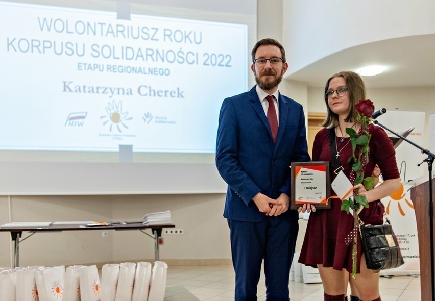Elbląg, Kasia Cherek odbiera wyróżnienie po regionalnym etapie konkursu. Elbląg, Kasia Cherek odbiera wyróżnienie po regionalnym etapie konkursu.