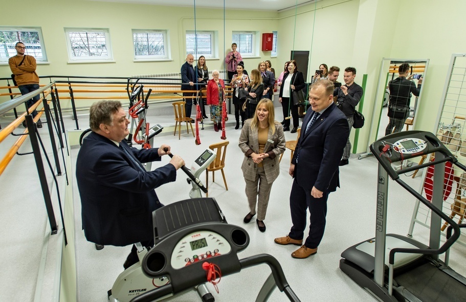 Elbląg, Prezydent podczas otwarcia testował sprzęt do rehabilitacji Elbląg, Prezydent podczas otwarcia testował sprzęt do rehabilitacji