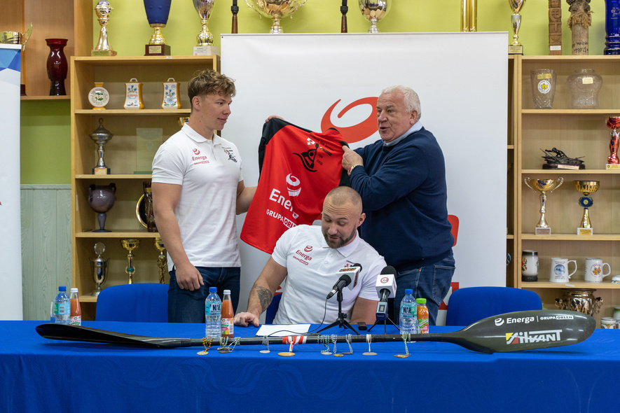 Elbląg, Przemysław Korsak (z lewej) odbiera klubową koszulke z rąk sponsora klubu Edwarda Parzycha Elbląg, Przemysław Korsak (z lewej) odbiera klubową koszulke z rąk sponsora klubu Edwarda Parzycha