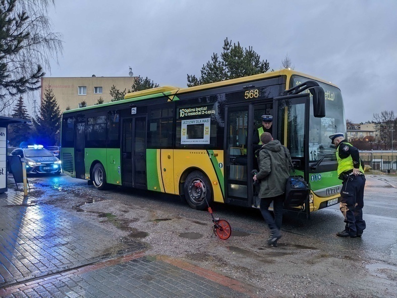Elbląg, Piesza potrącona przez miejski autobus. Jest w stanie krytycznym Elbląg, Piesza potrącona przez miejski autobus. Jest w stanie krytycznym