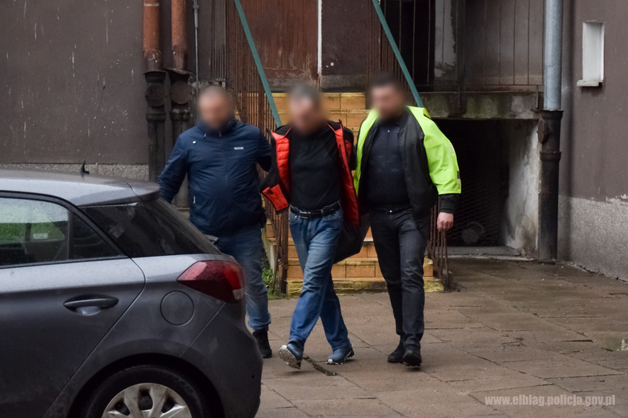 Elbląg, Policjanci prowadzą jednego z podejrzanych Elbląg, Policjanci prowadzą jednego z podejrzanych