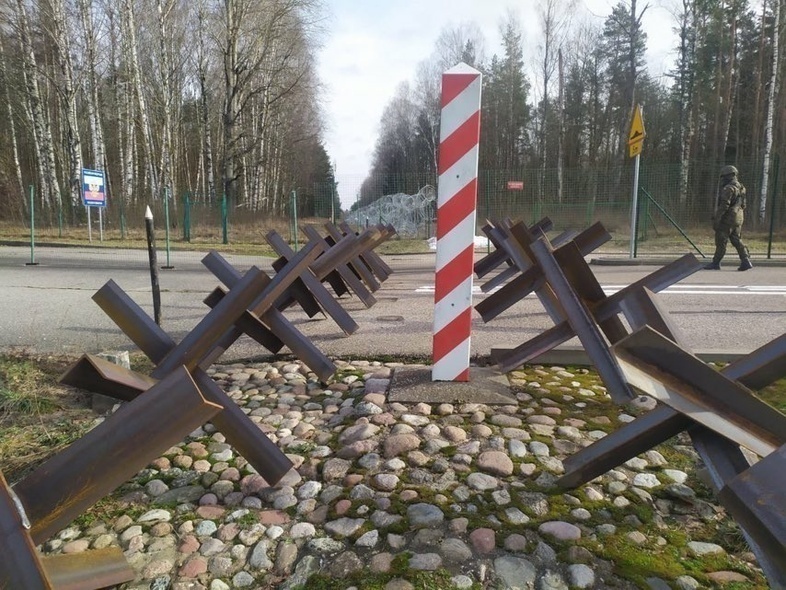 Elbląg, Metalowe i betonowe przeszkody na granicy z obwodem kaliningradzkim