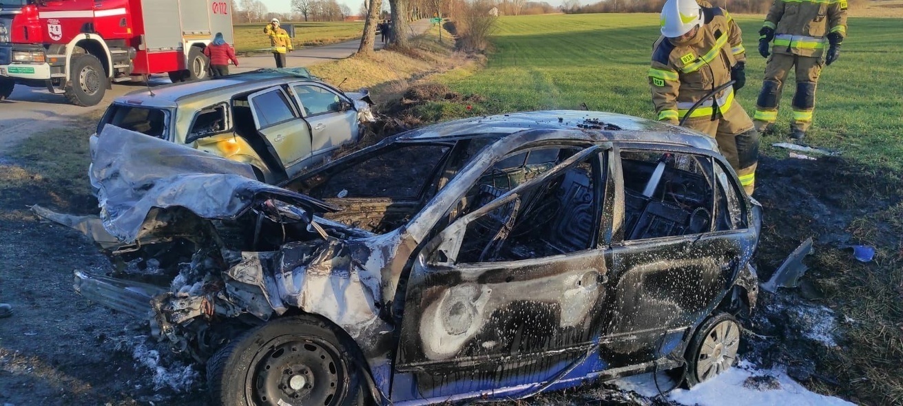 Elbląg, Zderzenie na skrzyżowaniu. Samochód stanął w płomieniach Elbląg, Zderzenie na skrzyżowaniu. Samochód stanął w płomieniach