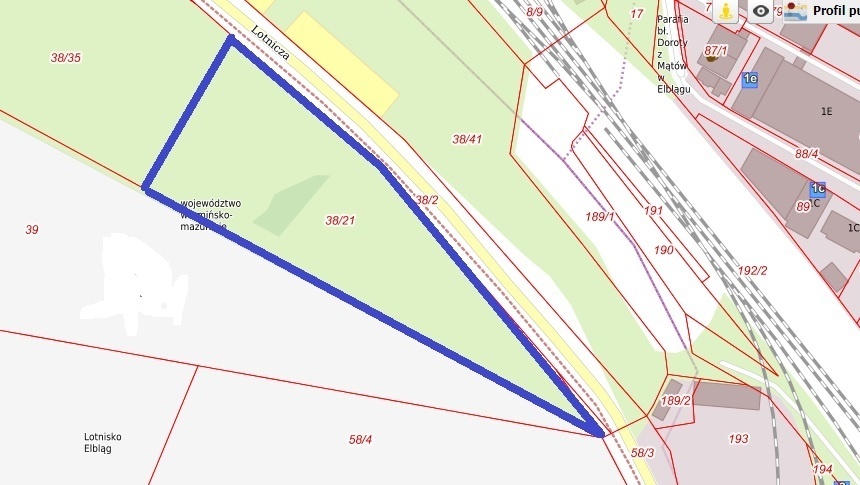 Elbląg, Działkę przeznaczoną na sprzedaż zaznaczyliśmy niebieską linią (graf. portalmapowy UM w Elblągu) Elbląg, Działkę przeznaczoną na sprzedaż zaznaczyliśmy niebieską linią (graf. portalmapowy UM w Elblągu)