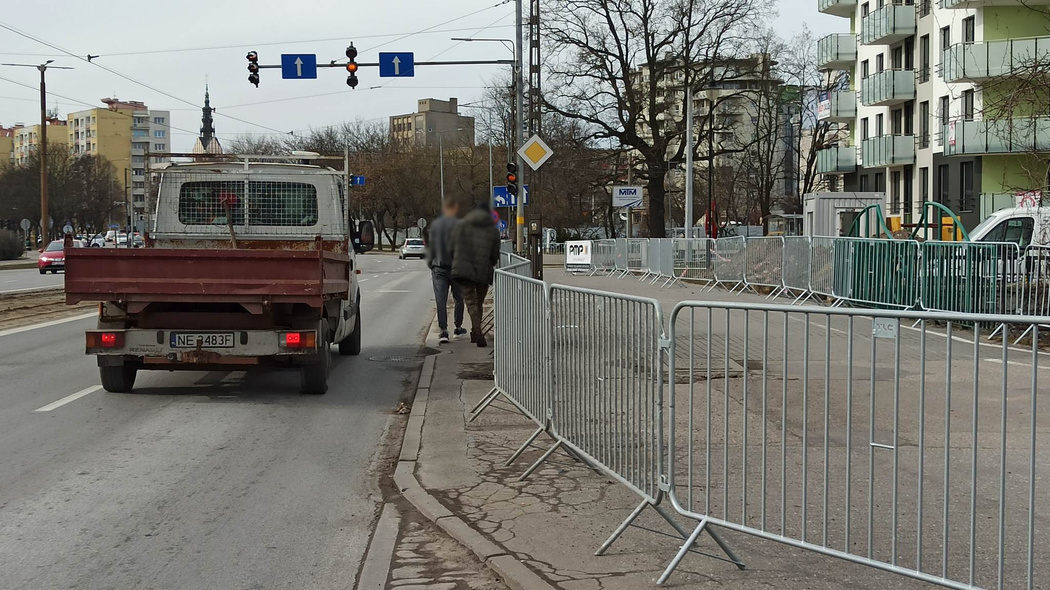 Elbląg, Spacerem między budową a jezdnią