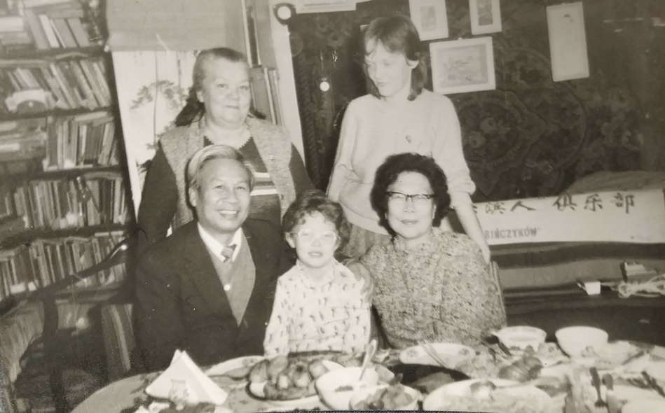 Elbląg, Rodzina pani Kariny. Od lewej prababcia Walentyna, babcia Irena, niżej konsul generalny z Chin z żoną, a między nimi moja mama. Przyjechali w święta wielkanocne do Elbląga do Walentyny i Henryka